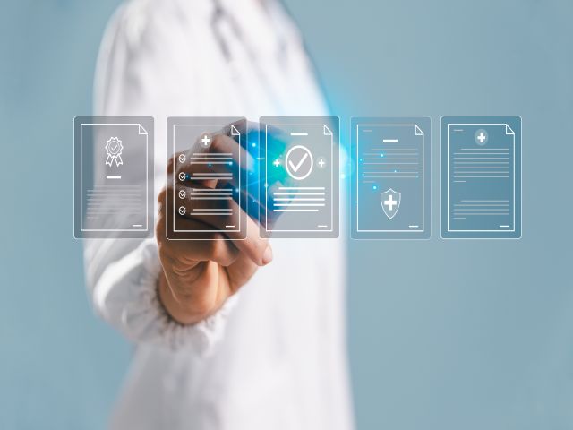 Arzt zeigt digitale Symbole für Dokumentenmanagement und Checklisten auf transparentem Interface