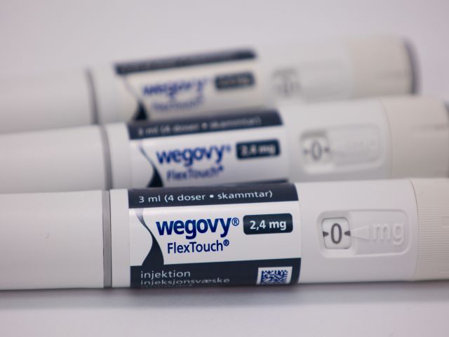 Nahaufnahme von Wegovy FlexTouch Injektionspens mit 2,4 mg Dosierung, verwendet zur Gewichtsreduktion.